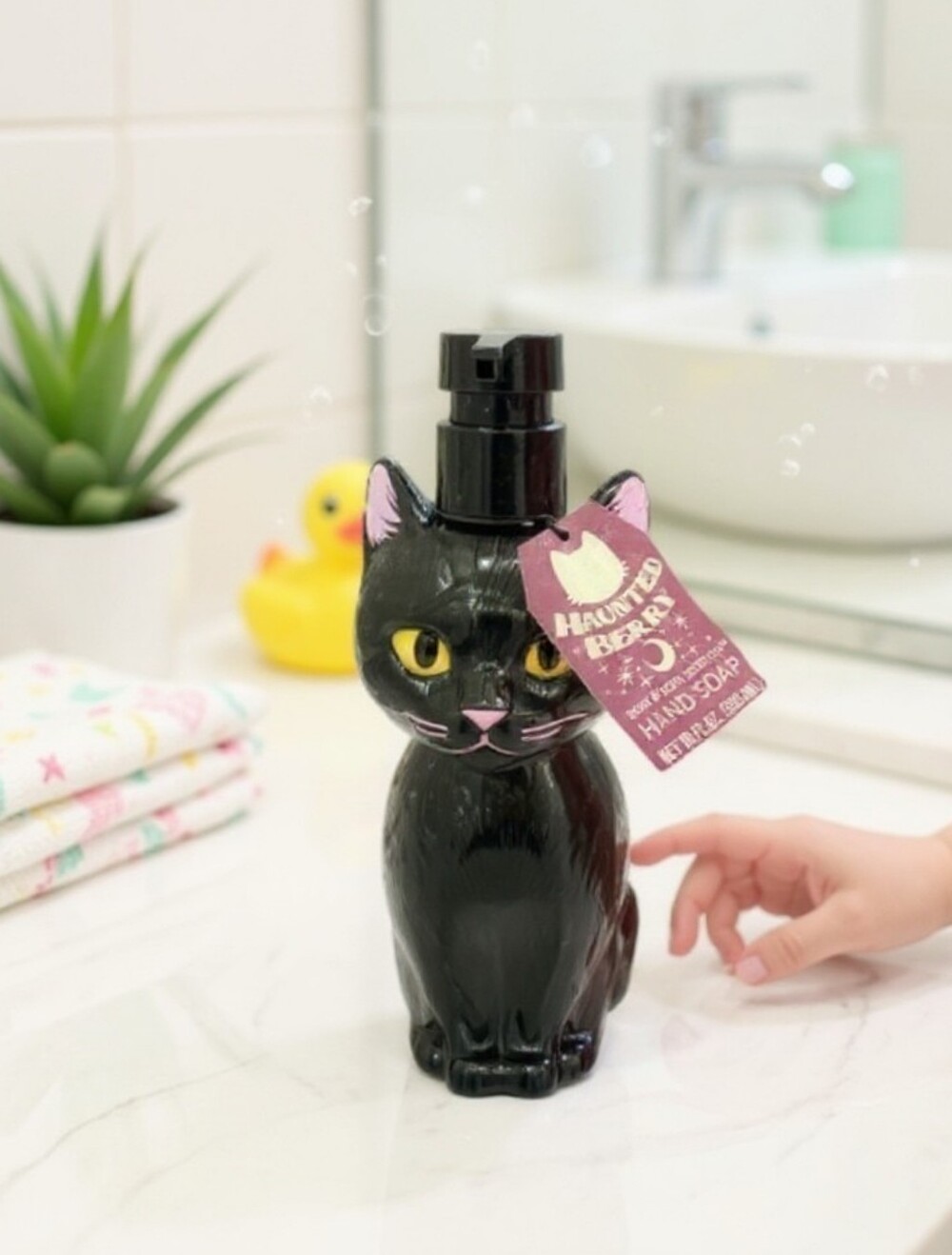 🖤▪️Body & Soul Bath Co.▪️ Haunted Berry Black Cat Hand Soap 18 Fl Oz (532 ML)